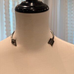 Arrow Choker